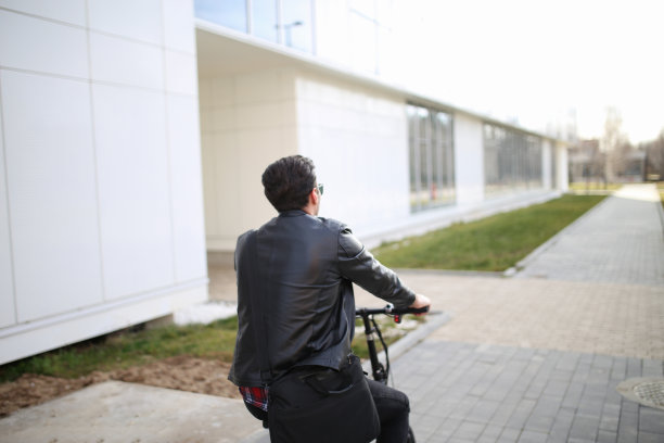 男性通勤者与电动自行车开车回家从办公室库存照片图片下载