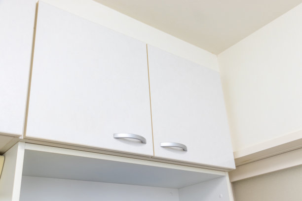 清洁天花板附近的白色储物架图片下载