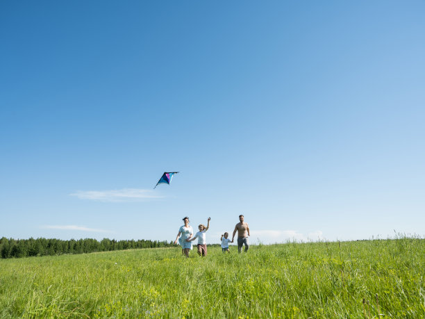一家人带着苍蝇在田野里奔跑图片下载