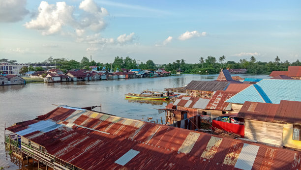Banjarmasin河岸上的房子图片下载