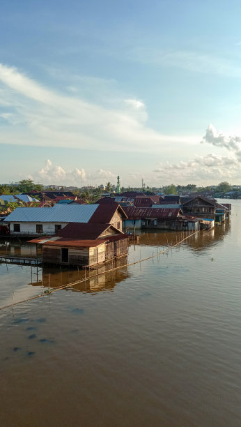 Banjarmasin河岸上的房子图片下载
