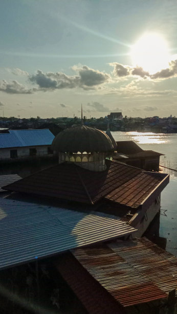 Banjarmasin河岸上的房子图片下载