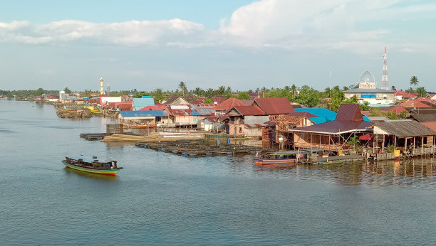 Banjarmasin河岸上的房子图片下载