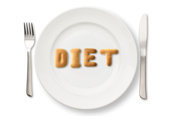 饼干写在白盘子上的“饮食”字样图片下载