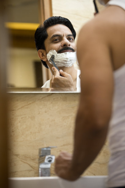 男人在镜子前刮胡子图片下载
