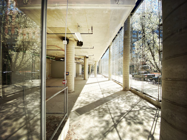 空旷的商业空间和大窗户图片下载