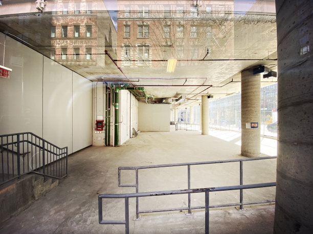 空旷的商业空间和大窗户图片下载