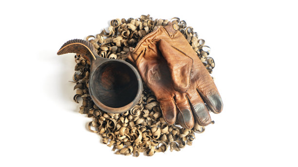 Kuksa木屑皮革手套孤立在白色背景上图片下载