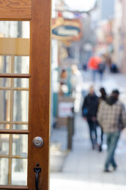 木门打开了，后面有行人图片下载