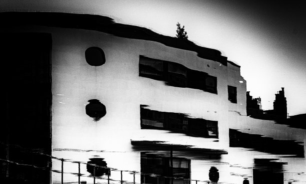 摄政运河(Regent's Canal)公寓楼的倒影。图片下载