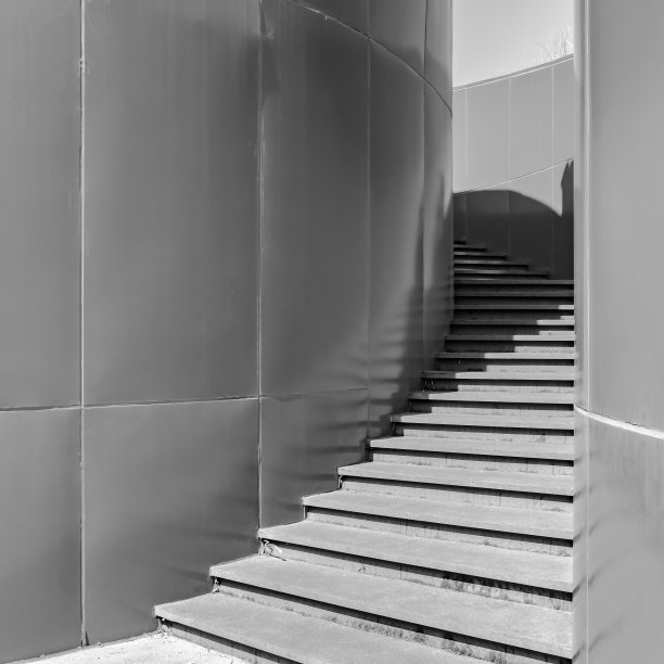 螺旋楼梯，单色图像图片下载