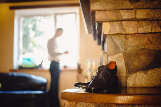 黑色经典男鞋在模糊背景男子在白色衬衫。新郎早上的会议。文本。图片下载
