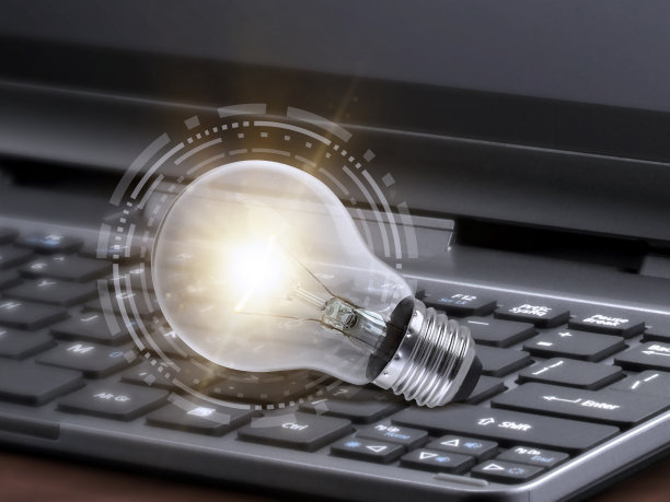 笔记本电脑和发光的灯泡。自学或教育知识和业务学习观念。在线学习或在家学习的想法图片下载