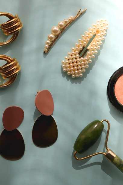 美容产品和黄金配件图片下载