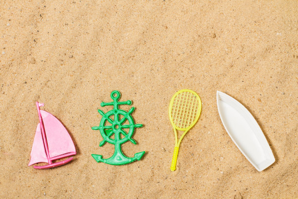 沙滩背景上的海洋和运动形状的彩色玩具图片下载