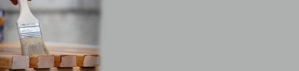 给木制家具上清漆。一个人藏了一棵涂了清漆的树。图片下载