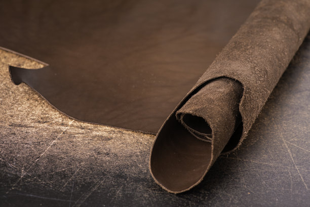 卷自然棕色皮革。用于制造包、鞋、服装和配件的材料。图片下载