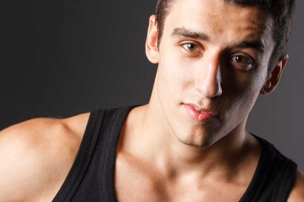 用手抓着脑袋的年轻人的肖像。头压力抽烟。广场。图片下载