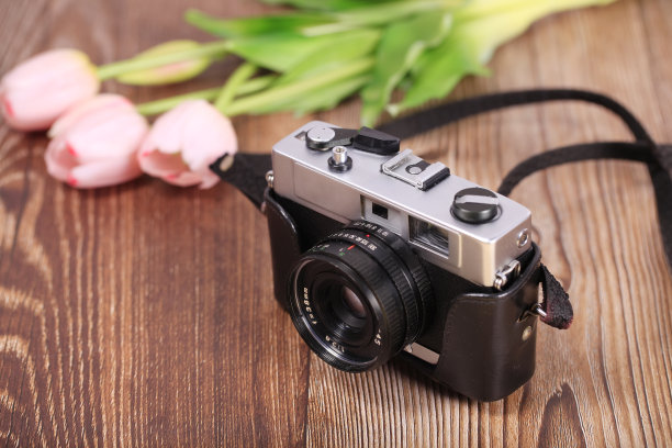 木制桌子上的复古相机图片下载