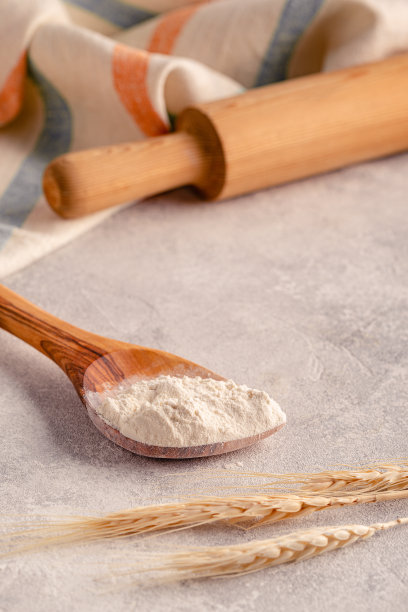 烘焙用的配料——面粉，勺子，擀面杖。图片下载