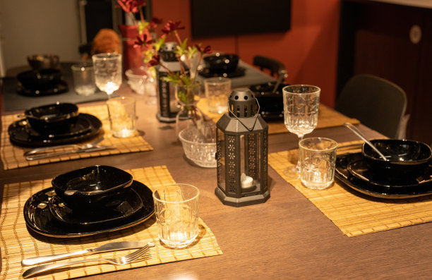 餐桌与准备好的餐具图片下载