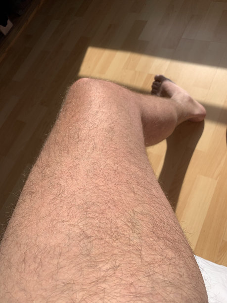 在城市里享受日光浴。图片下载