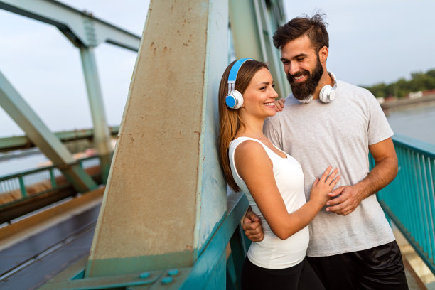 快乐的跑步者夫妇在户外锻炼作为健康生活方式的一部分。人的运动跑步理念图片下载