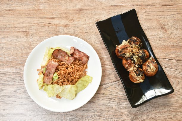 炸yakisoba日式面条切片猪肉培根和卷心菜吃一对夫妇章鱼烧炸饺子馅章鱼酱蛋黄酱浇上干鱼蘸甜酱油图片下载