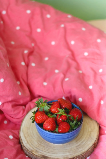 新鲜草莓和彩色床上用品图片下载