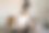 一名年轻女子坐在家里的床上，拍下自己的旧衣服，准备放到网上卖。网上销售，电子商务。重用,二手的概念。有意识的消费者，可持续的生活方式。图片下载