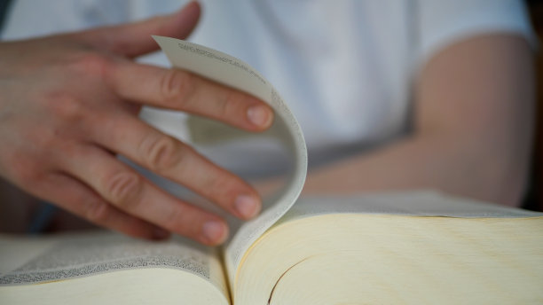 一个女人在翻圣经图片下载