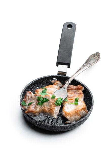 炸猪肉片在煎锅上隔离在白色图片下载