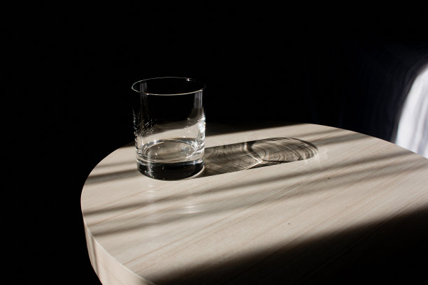 酒杯放在桌子上图片下载