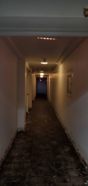 令人毛骨悚然的走廊图片下载