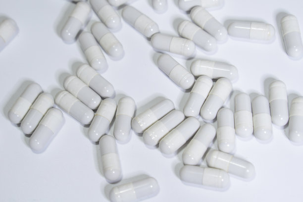 有许多胶囊药丸。图片下载