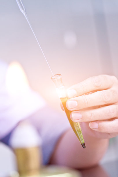 实验室技术员在实验室用显微镜做研究。科学家在科学实验期间拿着仪器，拿着工具，科学概念库存照片图片下载