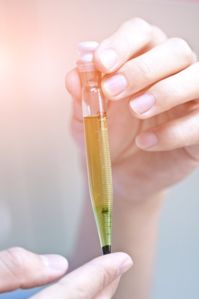 实验室技术员在实验室用显微镜做研究。科学家在科学实验期间拿着仪器，拿着工具，科学概念库存照片图片下载