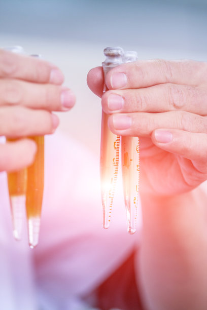 实验室技术员在实验室用显微镜做研究。科学家在科学实验期间拿着仪器，拿着工具，科学概念库存照片图片下载