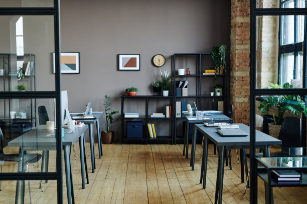 室内宽敞的现代开放空间办公室，电脑放在桌子上图片下载