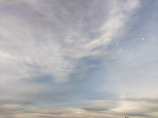 深灰色的云盘旋在创造性的天空中。图片下载