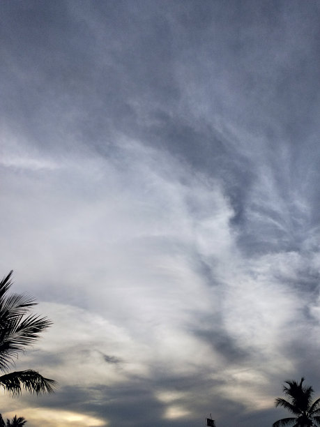 在傍晚的天空中看到大自然的艺术美。图片下载