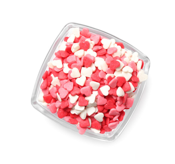 甜的糖果心在碗在白色背景，俯视图图片下载
