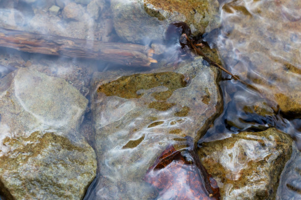 石缝中的一条山间小溪图片下载