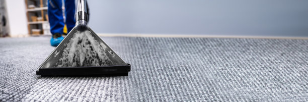 地毯上的吸尘器图片下载