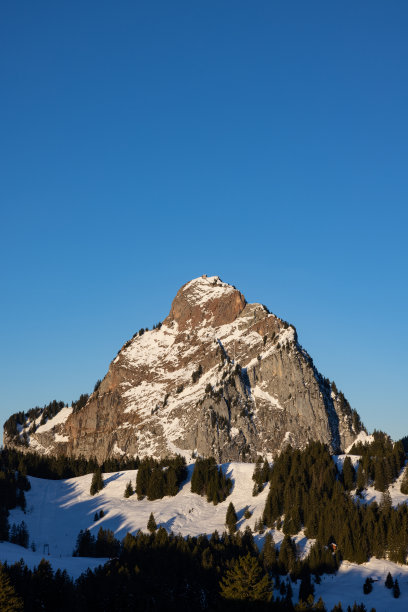 瑞士的一座叫做Grosser Mythen的山被太阳照亮。早上去瑞士阿尔卑斯山远足真是太棒了。图片下载