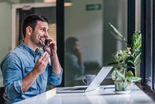 快乐的年轻人，打电话，戴眼镜。图片下载