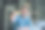 快乐的成年银行家的肖像，推广新的信用卡。图片下载