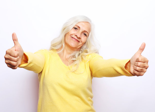 肖像老年妇女显示大拇指向上的手势微笑孤立在白色背景图片下载