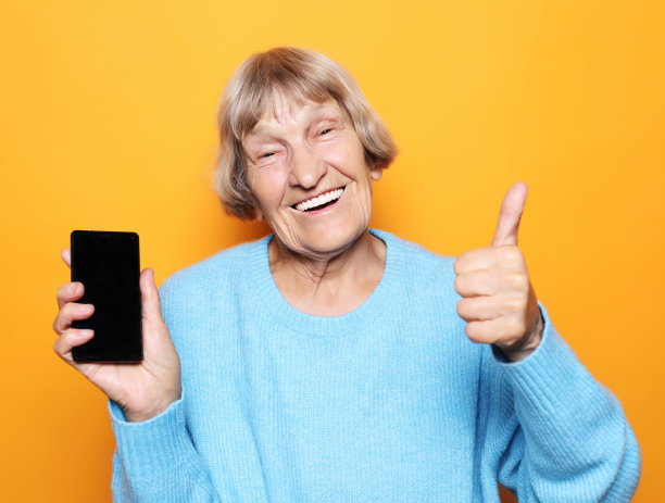一张拿着新智能手机的成熟女人的照片图片下载