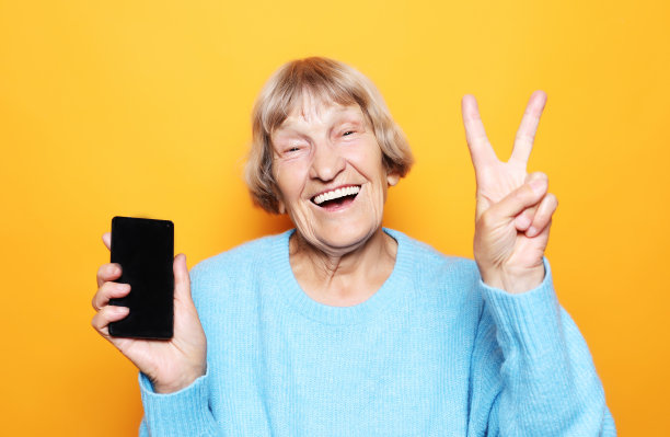 生活方式、技术和人的概念:老年妇女拿着智能手机做v-sign图片下载